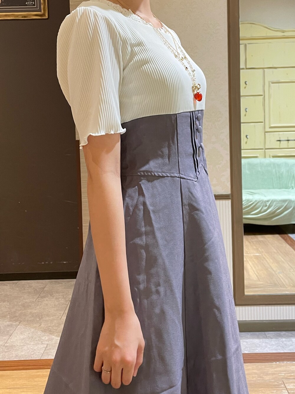 ホワイト系のタンクトップ、ホワイト系のショルダーバッグ、パープル系のワンピースを着用したレディースの夏コーディネートの7枚目の写真