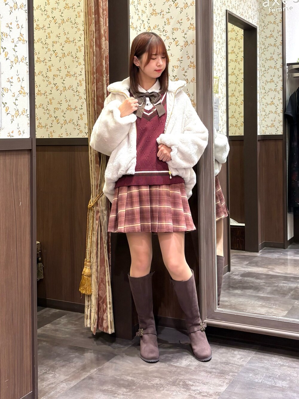 ホワイト系のその他アウター、ベージュ系のシャツ/ブラウス、レッド系のベストを着用したレディースの秋コーディネートの3枚目の写真