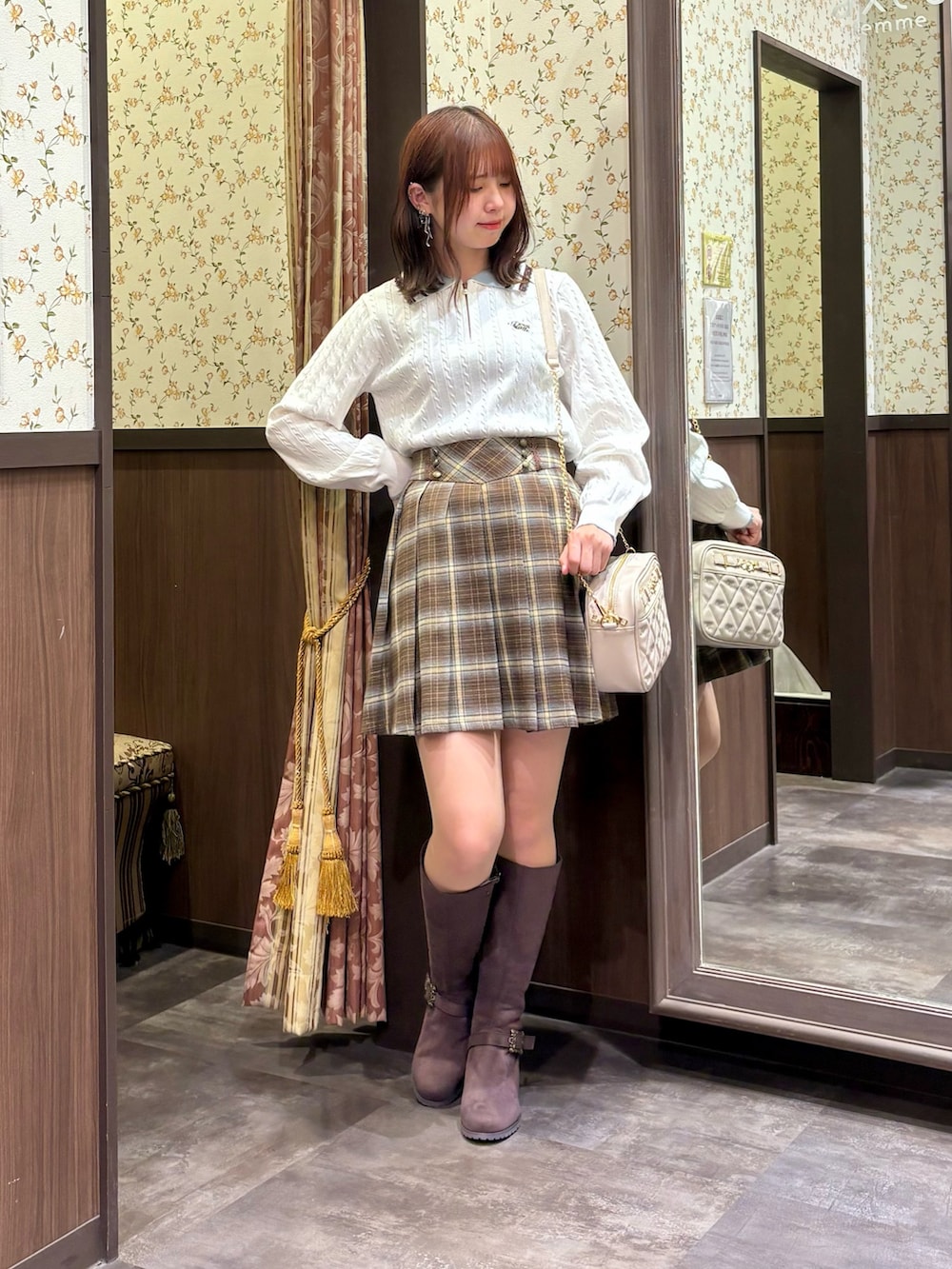 ベージュ系のショルダーバッグ、ブラウン系のブーツ、ブラウン系のその他パンツを着用したレディースの秋コーディネートの3枚目の写真