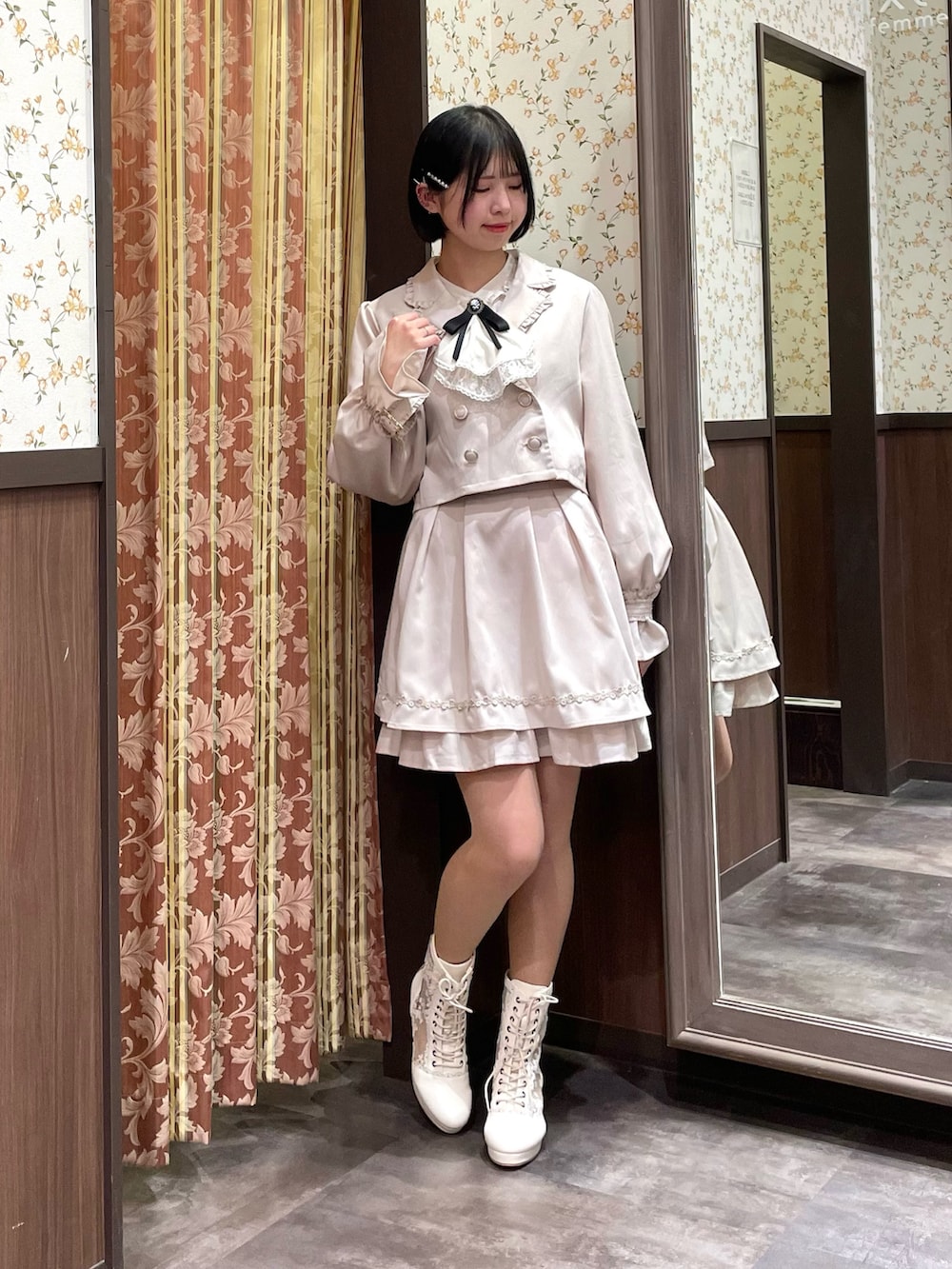 ホワイト系のスカート、ホワイト系のシャツ/ブラウス、ホワイト系のテーラードジャケットを着用したレディースの冬コーディネートの2枚目の写真