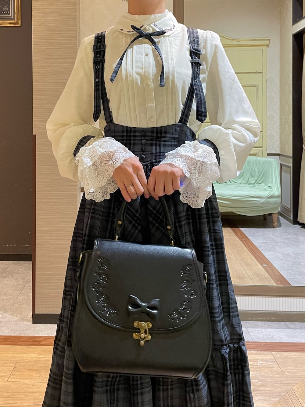 ブルー系のスカート、ブラック系のブーツ、ホワイト系のシャツ/ブラウスを着用したレディースの秋コーディネートの8枚目の写真