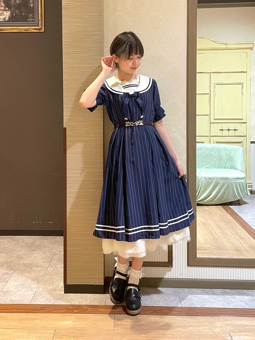 ホワイト系のタンクトップ、ブルー系のワンピース、ブラック系のローファーを着用したレディースの夏コーディネートの2枚目の写真