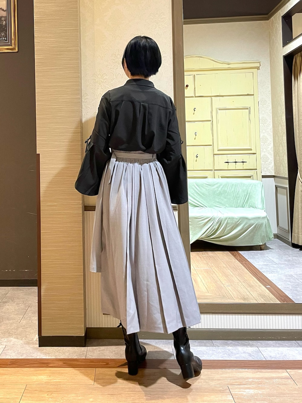 ブラック系のシャツ/ブラウス、ブラック系のタンクトップ、グレー系のスカートを着用したレディースの秋コーディネートの5枚目の写真