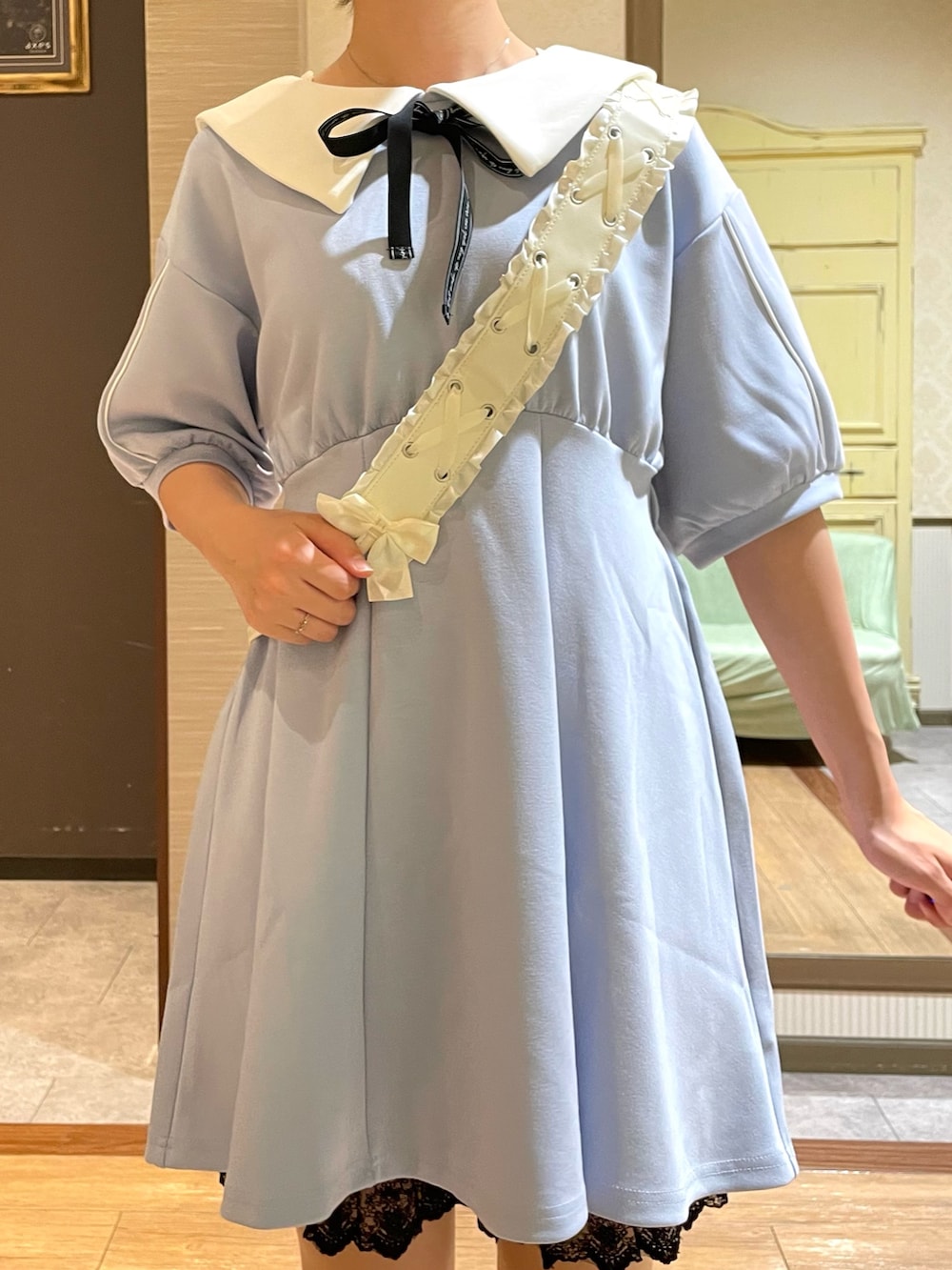 ホワイト系のタンクトップ、ブルー系のワンピース、グレー系のスニーカーを着用したレディースの夏コーディネートの8枚目の写真