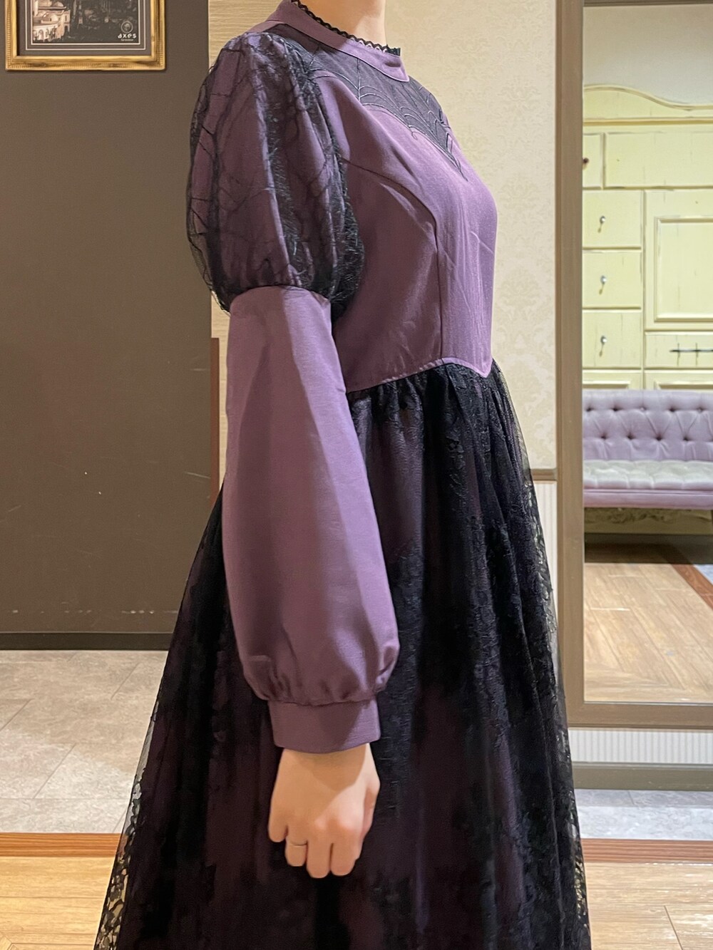 ブラック系のテーラードジャケット、パープル系のワンピース、ブラック系のブーツを着用したレディースの秋コーディネートの8枚目の写真