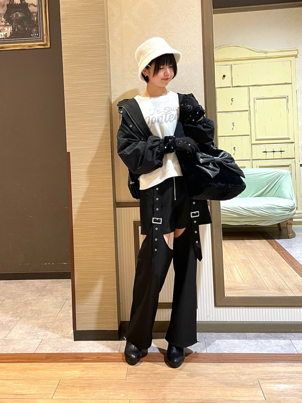 ブラック系のその他パンツ、ブラック系のブーツ、ホワイト系のタンクトップを着用したレディースの秋コーディネートの5枚目の写真