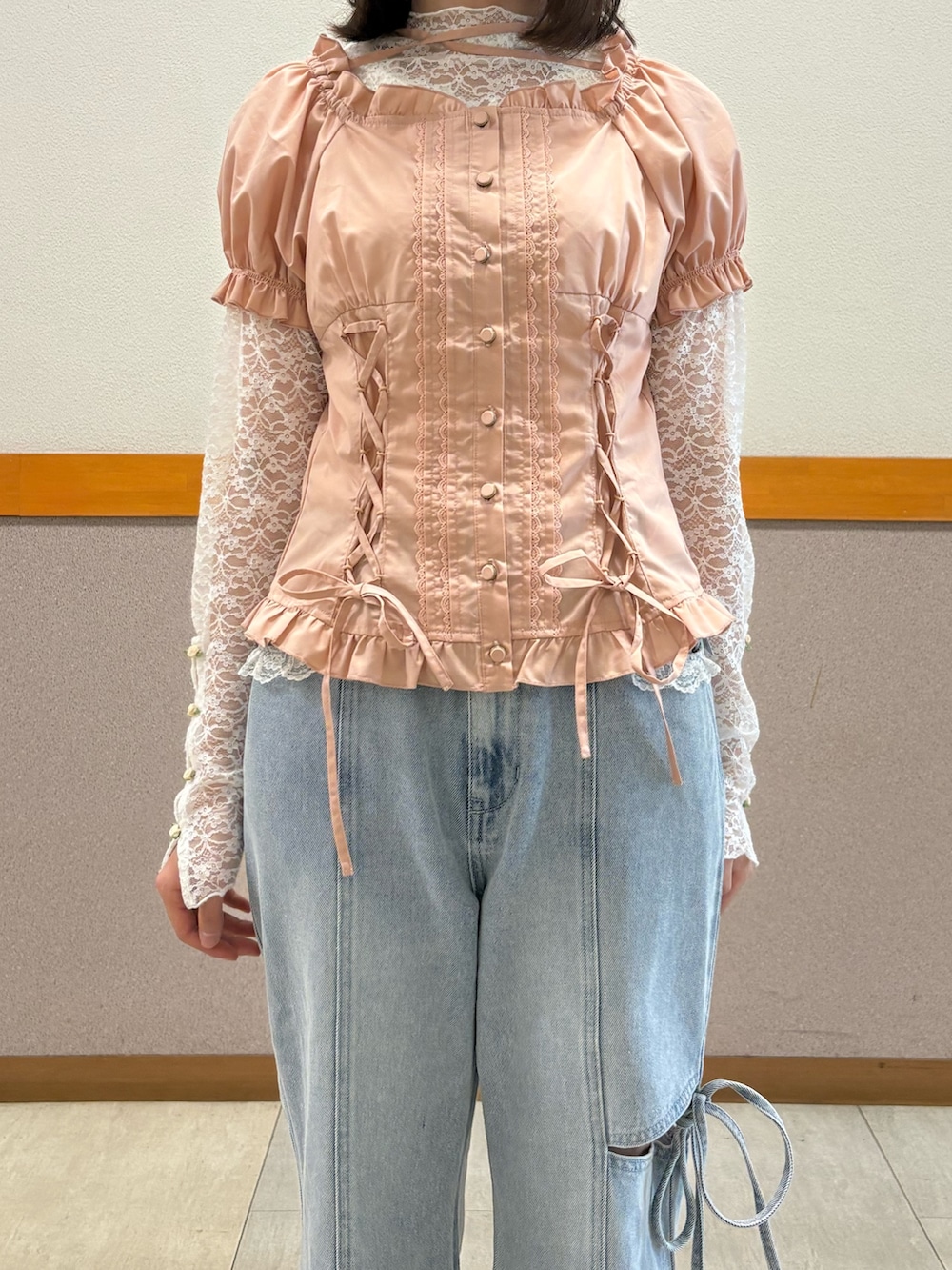 ホワイト系のTシャツ/カットソー、ピンク系のシャツ/ブラウス、ブラウン系のボストンバッグを着用したレディースの秋コーディネートの5枚目の写真