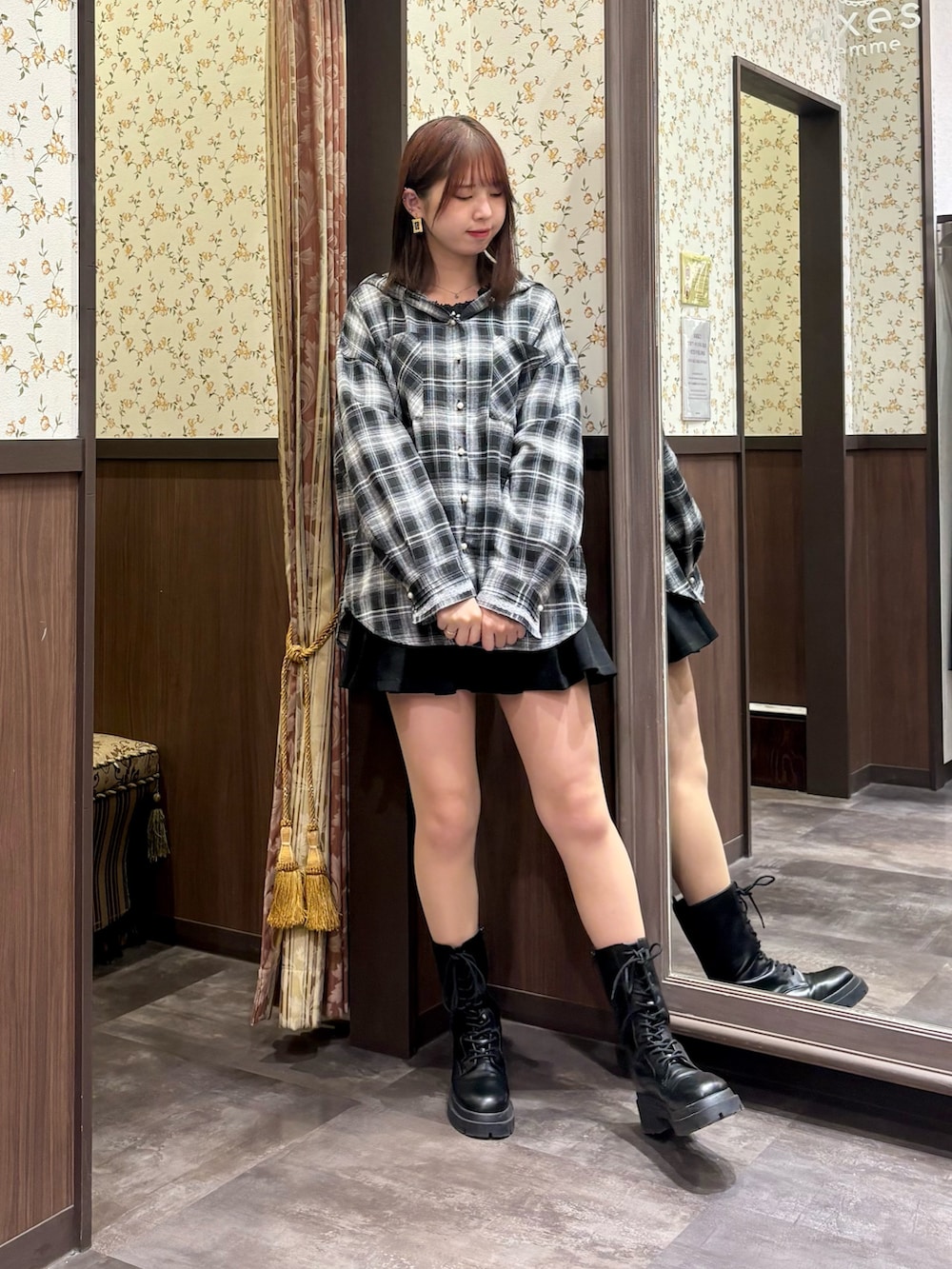 ブラック系のシャツ/ブラウス、ブラック系のタンクトップ、ブラック系のニット/セーターを着用したレディースの秋コーディネートの5枚目の写真