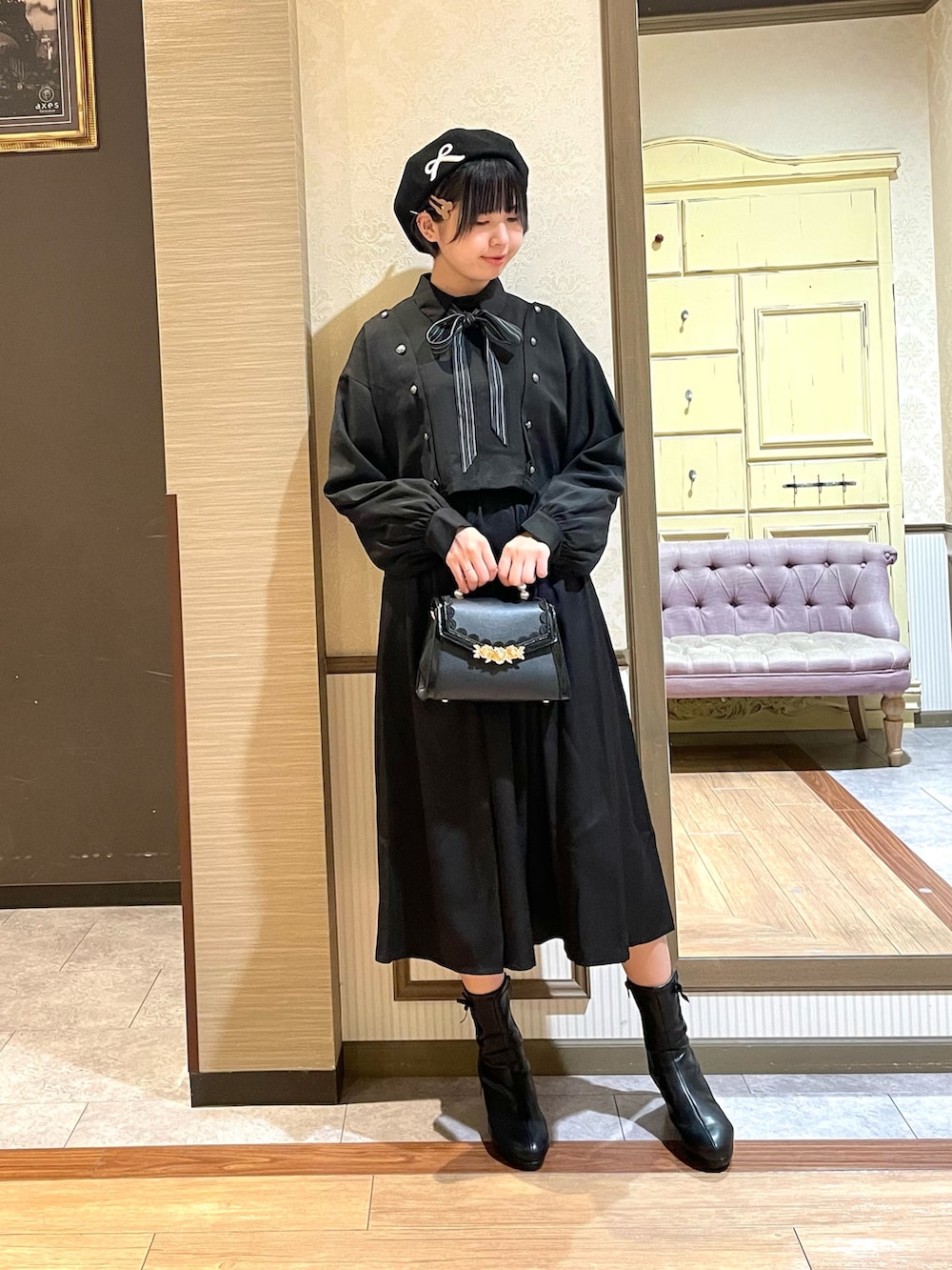 ブラック系のブルゾン、ブラック系のワンピース、ホワイト系のタンクトップを着用したレディースの秋コーディネートの4枚目の写真