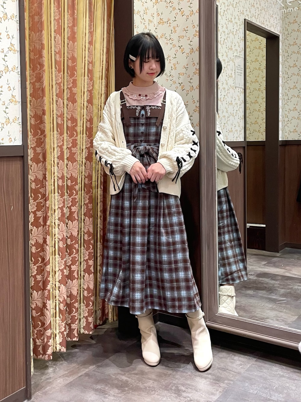 ホワイト系のカーディガン/ボレロ、ブラウン系のジャンパースカート、ピンク系のニット/セーターを着用したレディースの冬コーディネートの5枚目の写真