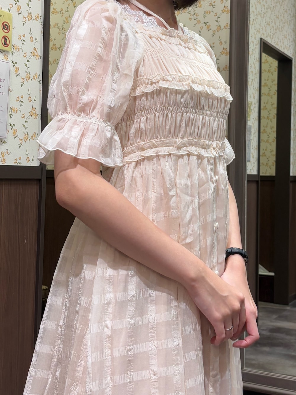 「axes femme、きれいめコーディネート、キレイめカジュアル、ワンピースコーデ、大人フェミニン、大人ガーリー、夏ファッション、ワンピーススタイル、ワンピース、パンプス、大人カジュアル、大人かわいい、大人女子」｜「axes femmeの吸水速乾チュールレースタンク（タンクトップ、ホワイト系）」を使った、白あんさん（骨格ウェーブ・レディース・162cm）の夏コーディネートの8枚目の写真