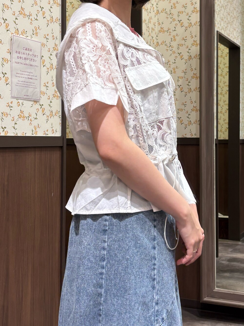 ホワイト系のカーディガン/ボレロ、レッド系のタンクトップ、ブルー系のデニムスカートを着用したレディースの春コーディネートの7枚目の写真