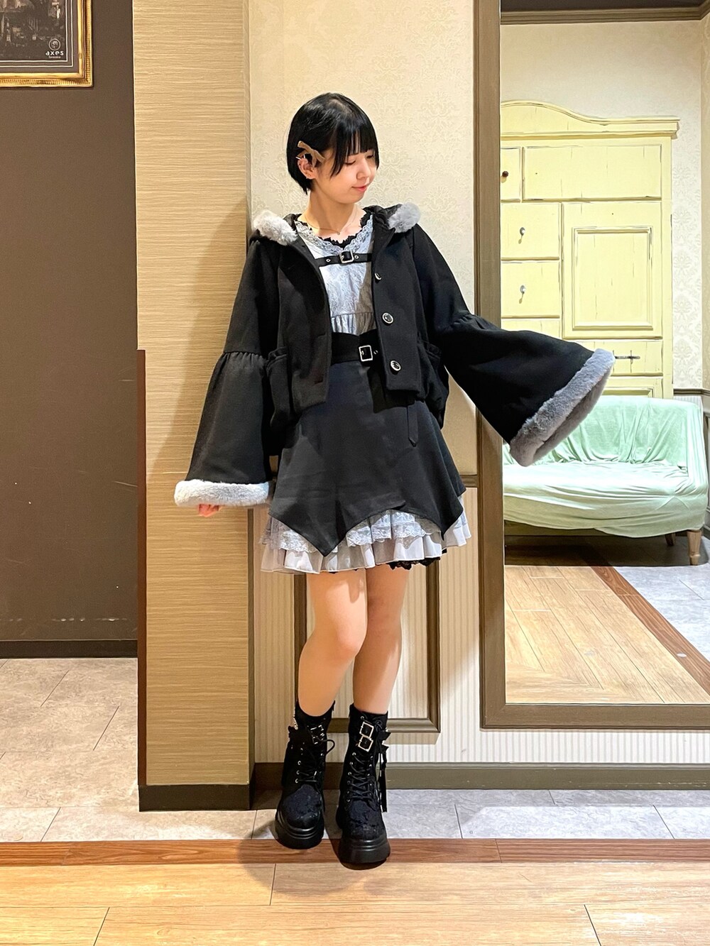 「axes femme、ワンピース、レイヤードスタイル、コート」|「axes femme POETIQUEのハーネスベルト付レースワンピース(ワンピース、グレー系)」を使った、白あんさん(レディース・161cm)の秋コーディネートの5枚目の写真