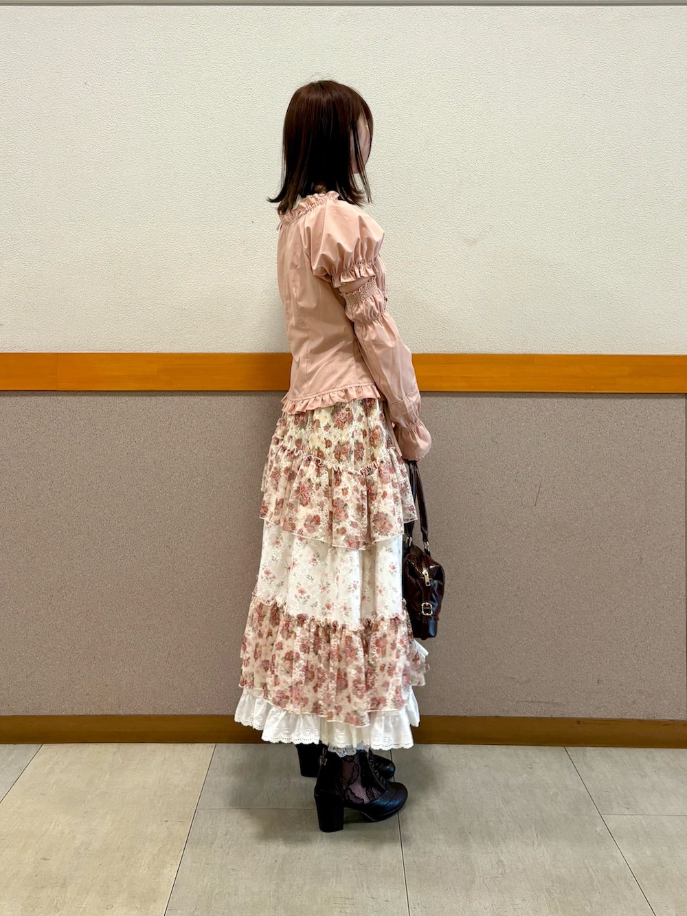 ピンク系のシャツ/ブラウス、ブラウン系のボストンバッグ、ベージュ系のスカートを着用したレディースの秋コーディネートの4枚目の写真