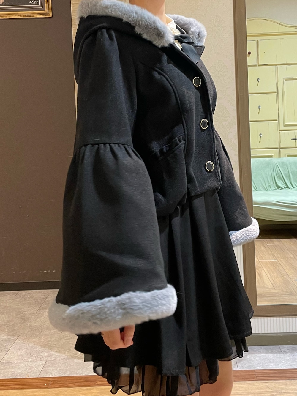 「axes femme、ガーリー、モノトーン、アウター」|「axes femme POETIQUEのチャイナ釦タンクソールブーツ(ブーツ、その他)」を使った、白あんさん(レディース・161cm)の秋コーディネートの6枚目の写真