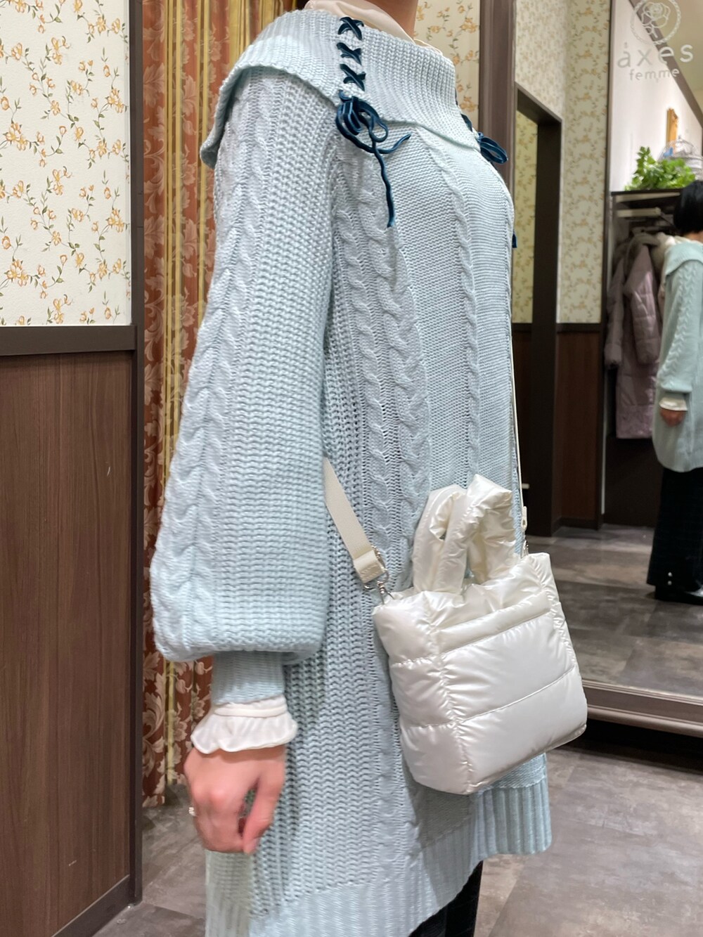 ベージュ系のダウンジャケット/コート、グリーン系のチュニック、ブラック系のその他パンツを着用したレディースの冬コーディネートの6枚目の写真