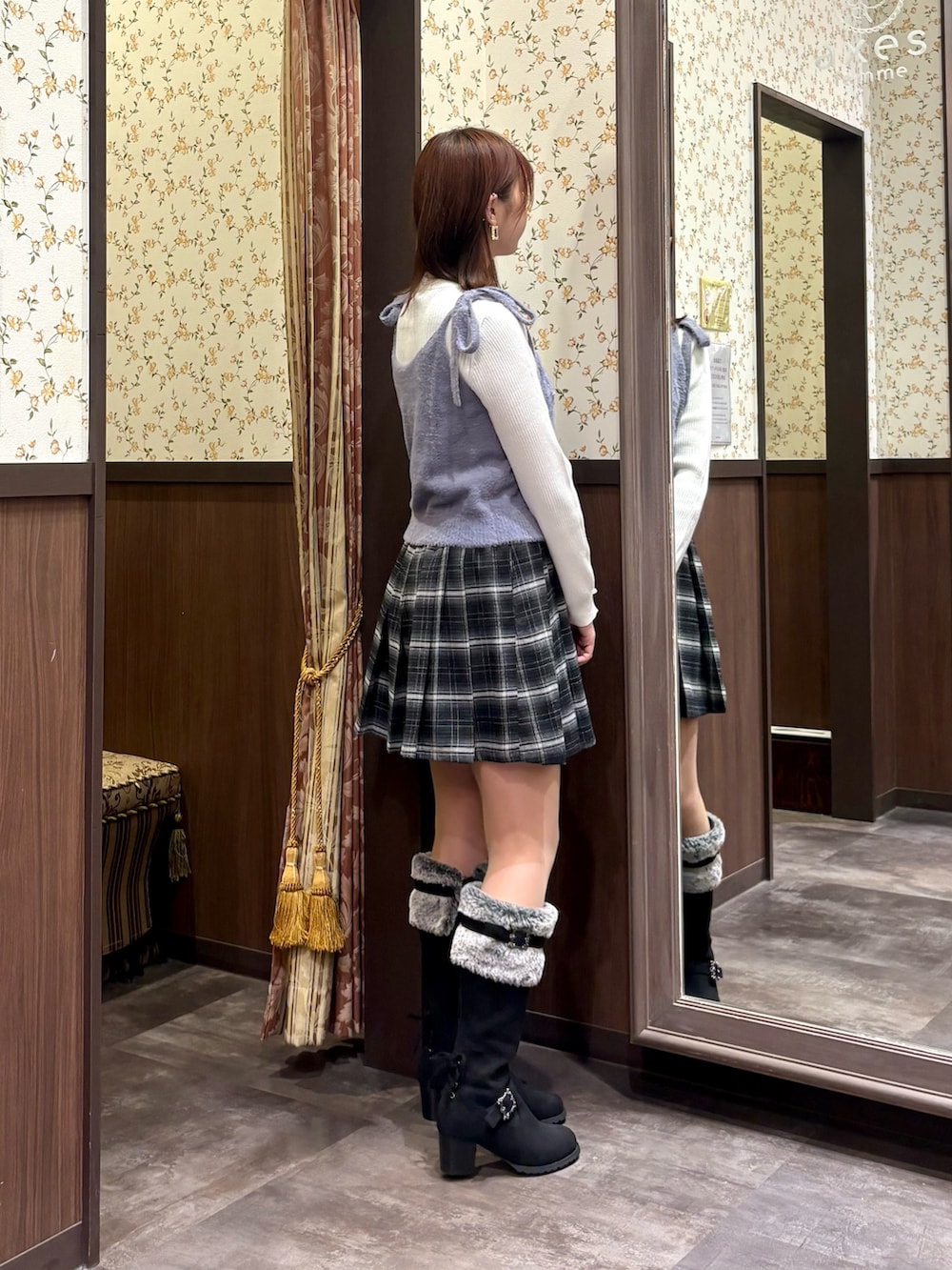 グレー系のパーカー、ホワイト系のニット/セーター、グレー系のニット/セーターを着用したレディースの秋コーディネートの6枚目の写真