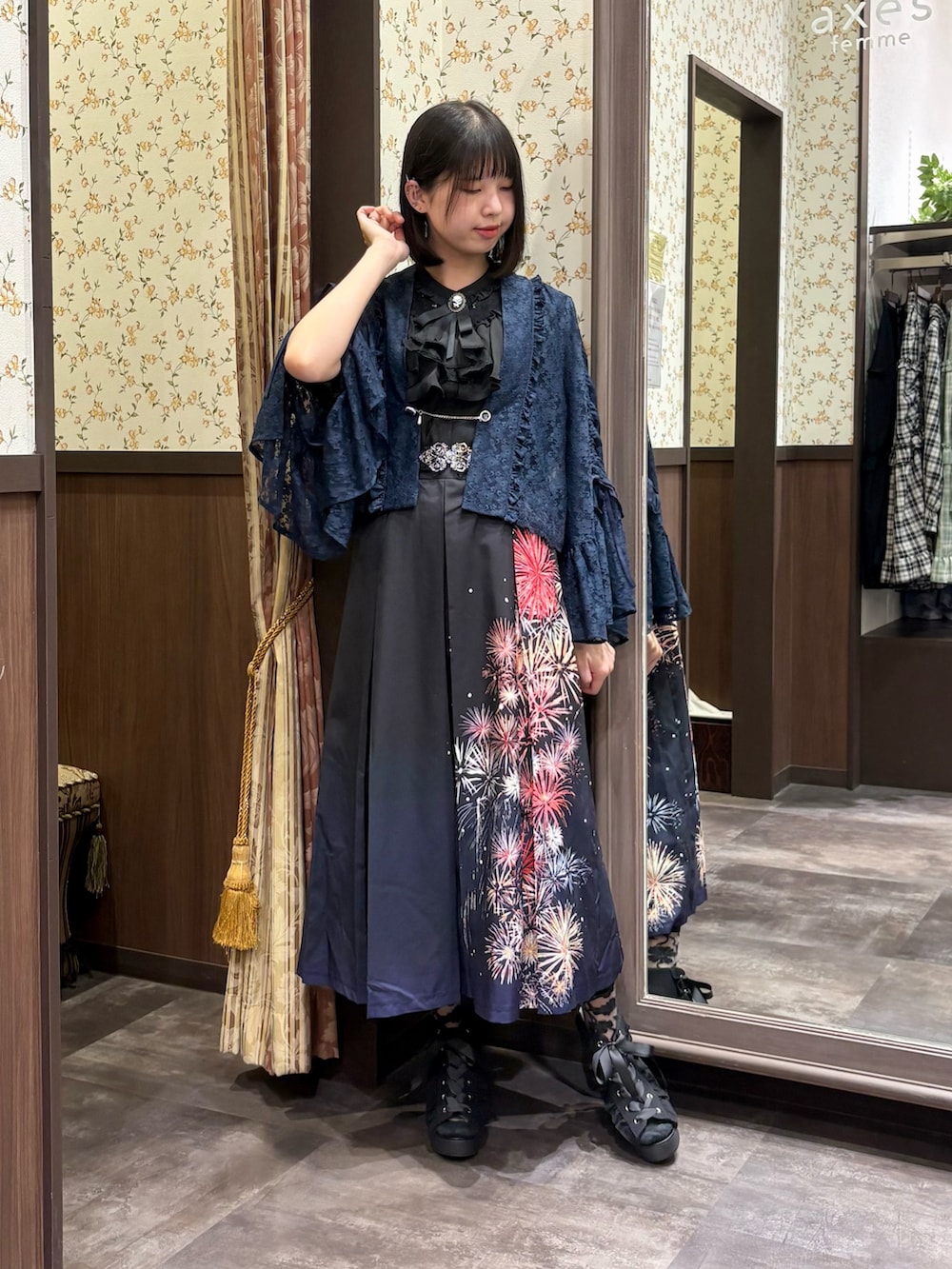 ブラック系のシャツ/ブラウス、ブラック系のタンクトップ、ブラック系のスカートを着用したレディースの夏コーディネートの2枚目の写真