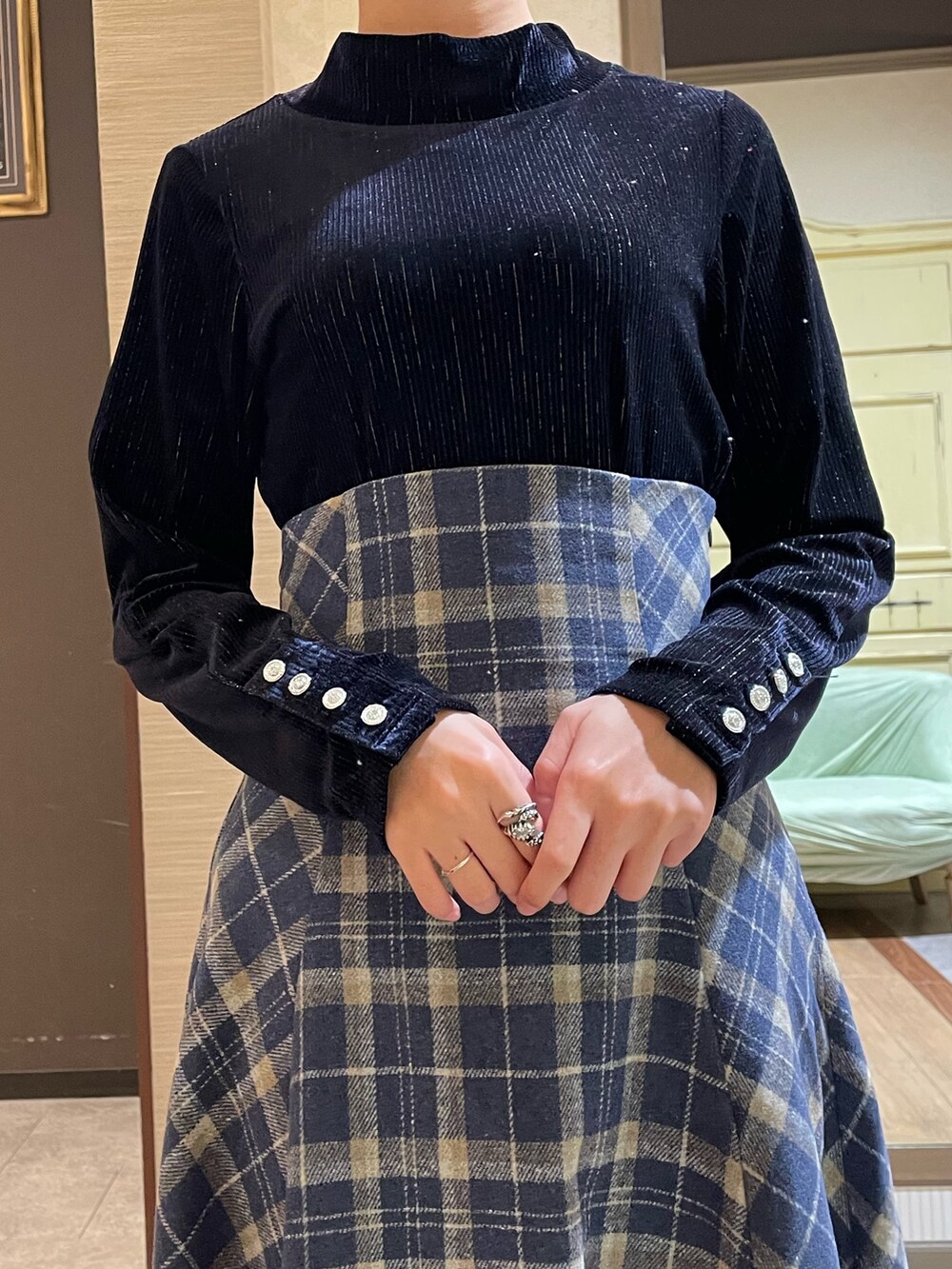 ブラック系のブーツ、ホワイト系のカーディガン/ボレロ、ブルー系のスカートを着用したレディースの秋コーディネートの7枚目の写真