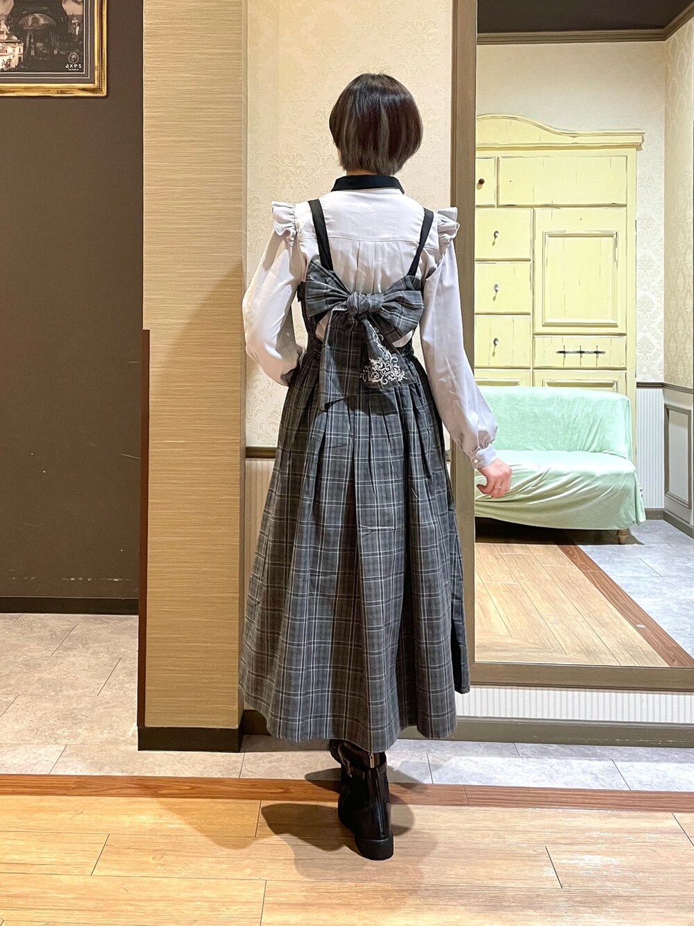 ブラック系のショルダーバッグ、グレー系のシャツ/ブラウス、ホワイト系のタンクトップを着用したレディースの秋コーディネートの5枚目の写真