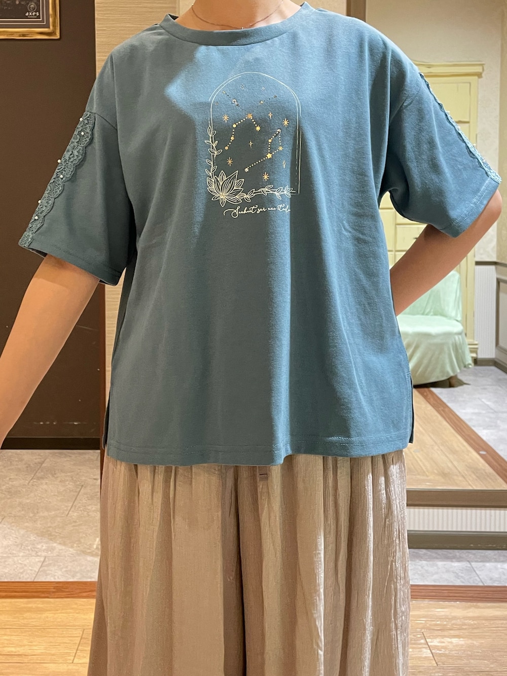 ピンク系のかごバッグ、ブラック系のサンダル、ベージュ系のその他パンツを着用したレディースの夏コーディネートの4枚目の写真