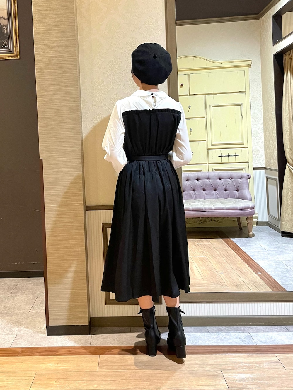 ブラック系のブルゾン、ブラック系のワンピース、ホワイト系のタンクトップを着用したレディースの秋コーディネートの3枚目の写真