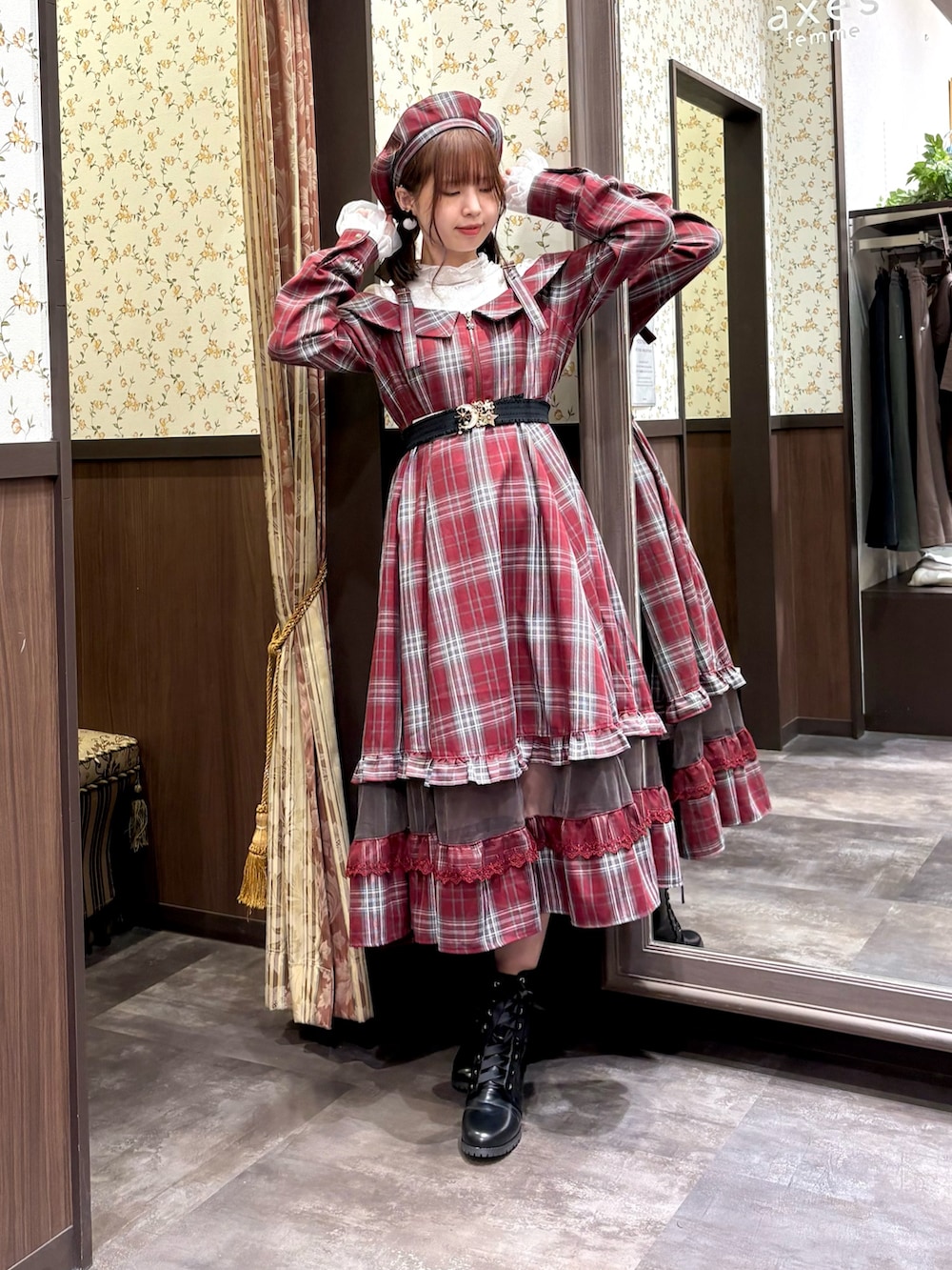 ホワイト系のTシャツ/カットソー、ホワイト系のタンクトップ、レッド系のトートバッグを着用したレディースの秋コーディネートの6枚目の写真