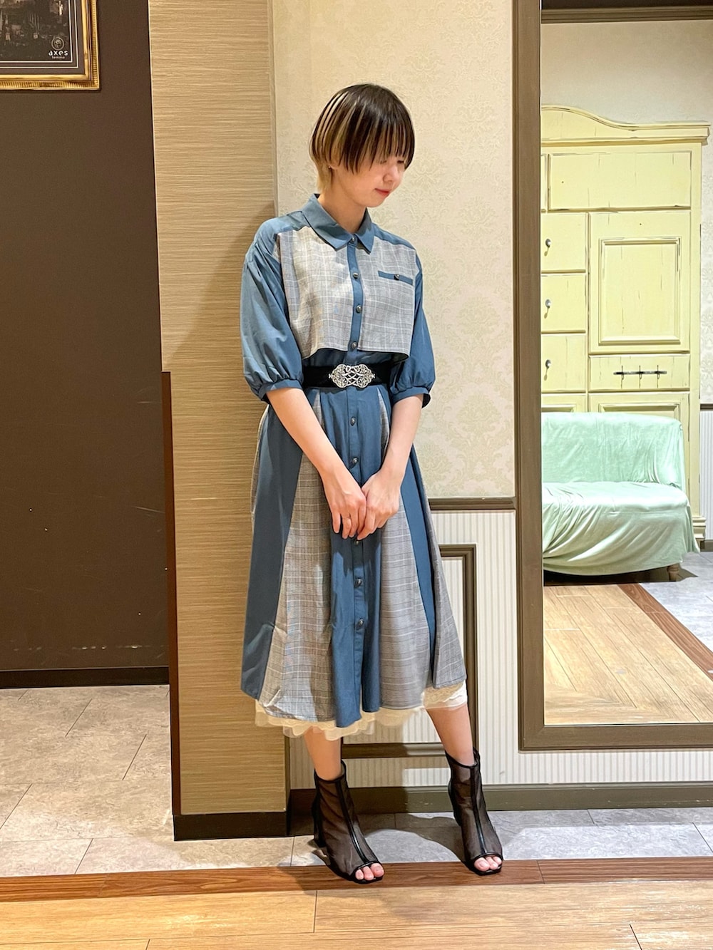 ブルー系のかごバッグ、ブラック系のブーツ、ホワイト系のタンクトップを着用したレディースの夏コーディネートの3枚目の写真