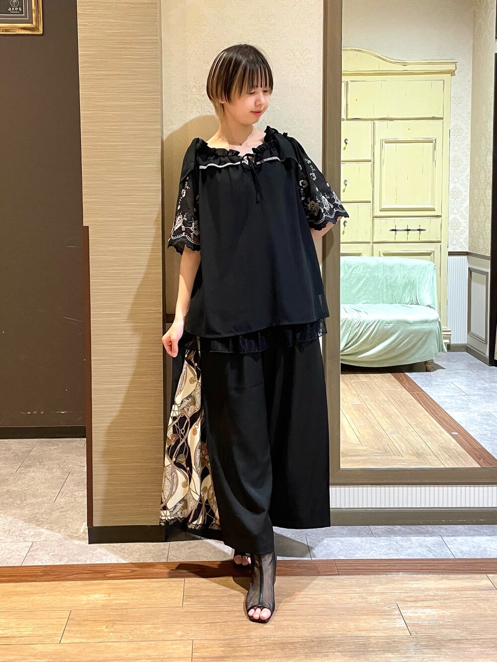 ブラック系のブーツ、ブラック系のTシャツ/カットソー、ブラック系のタンクトップを着用したレディースの夏コーディネートの7枚目の写真