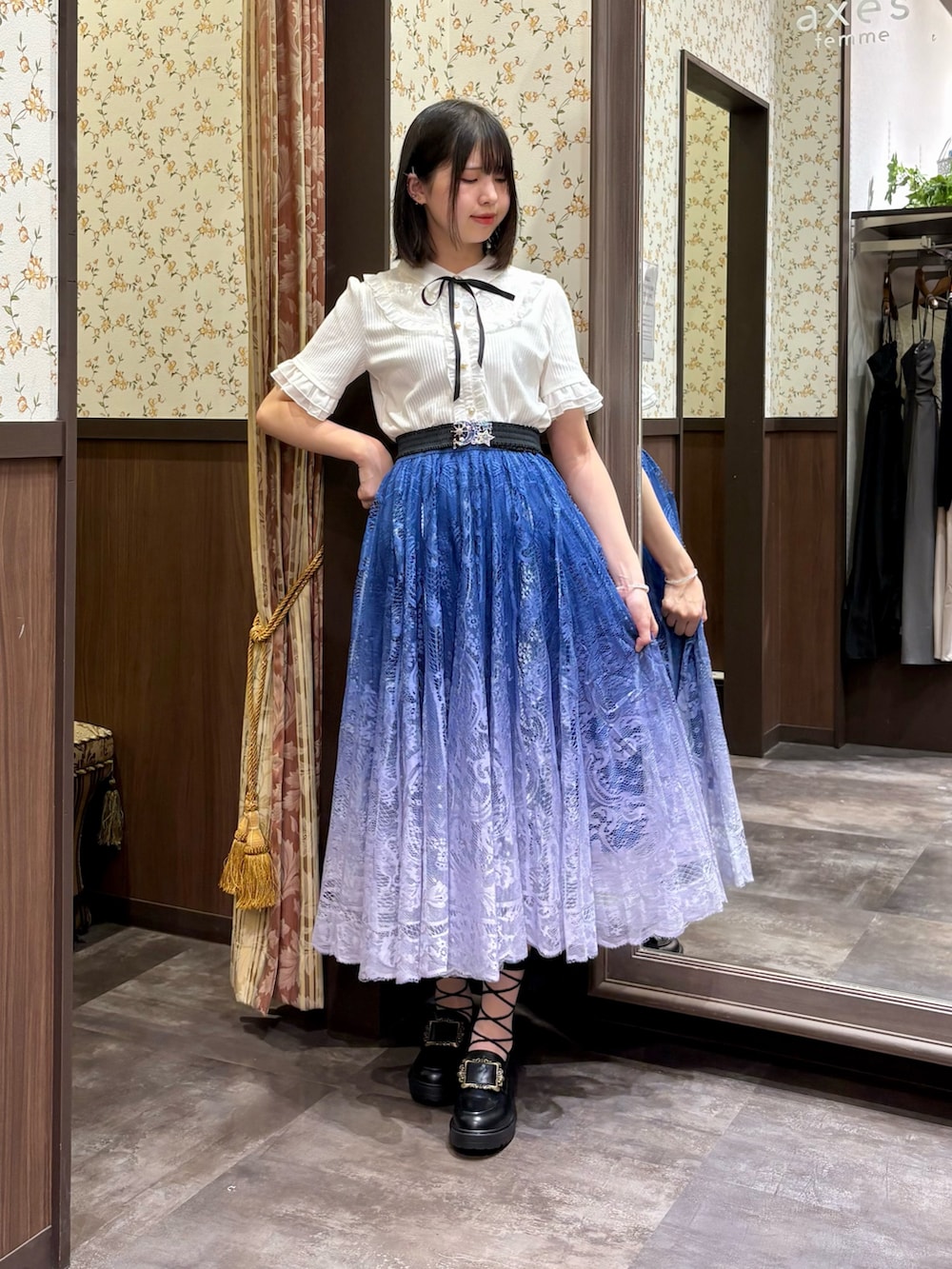 ブルー系のスカート、ホワイト系のタンクトップ、ホワイト系のTシャツ/カットソーを着用したレディースの夏コーディネートの4枚目の写真