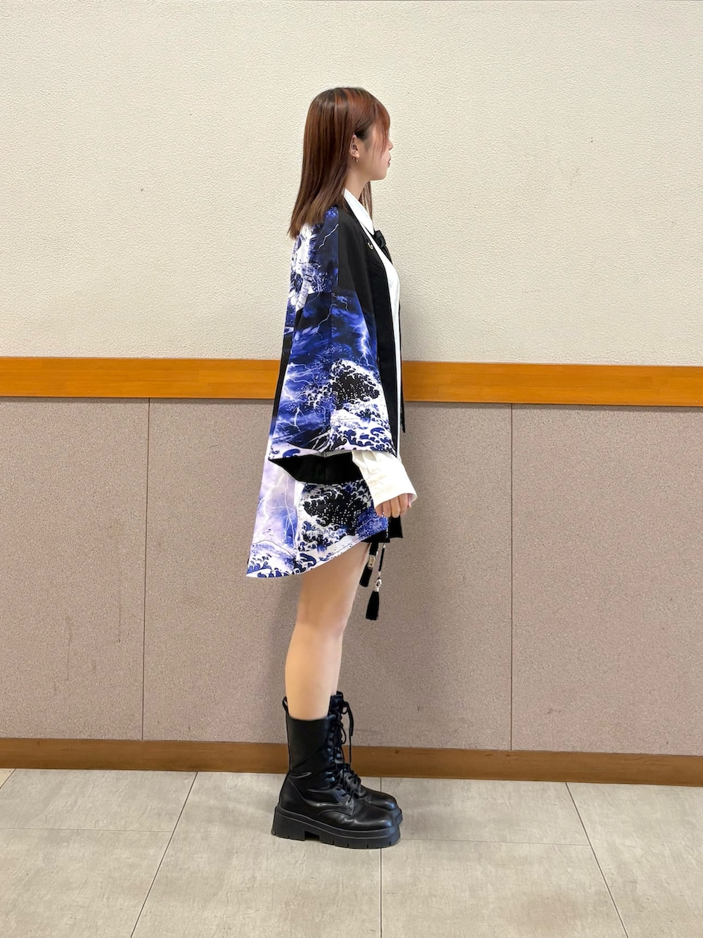 パープル系のその他アウター、その他のネクタイ、グレー系のシャツ/ブラウスを着用したレディースの冬コーディネートの5枚目の写真