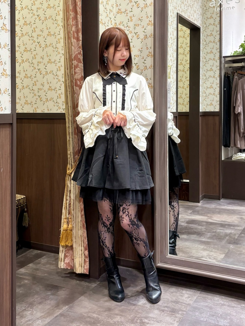 ブラック系のブーツ、ブラック系のその他パンツ、ブラック系のボストンバッグを着用したレディースの秋コーディネートの3枚目の写真