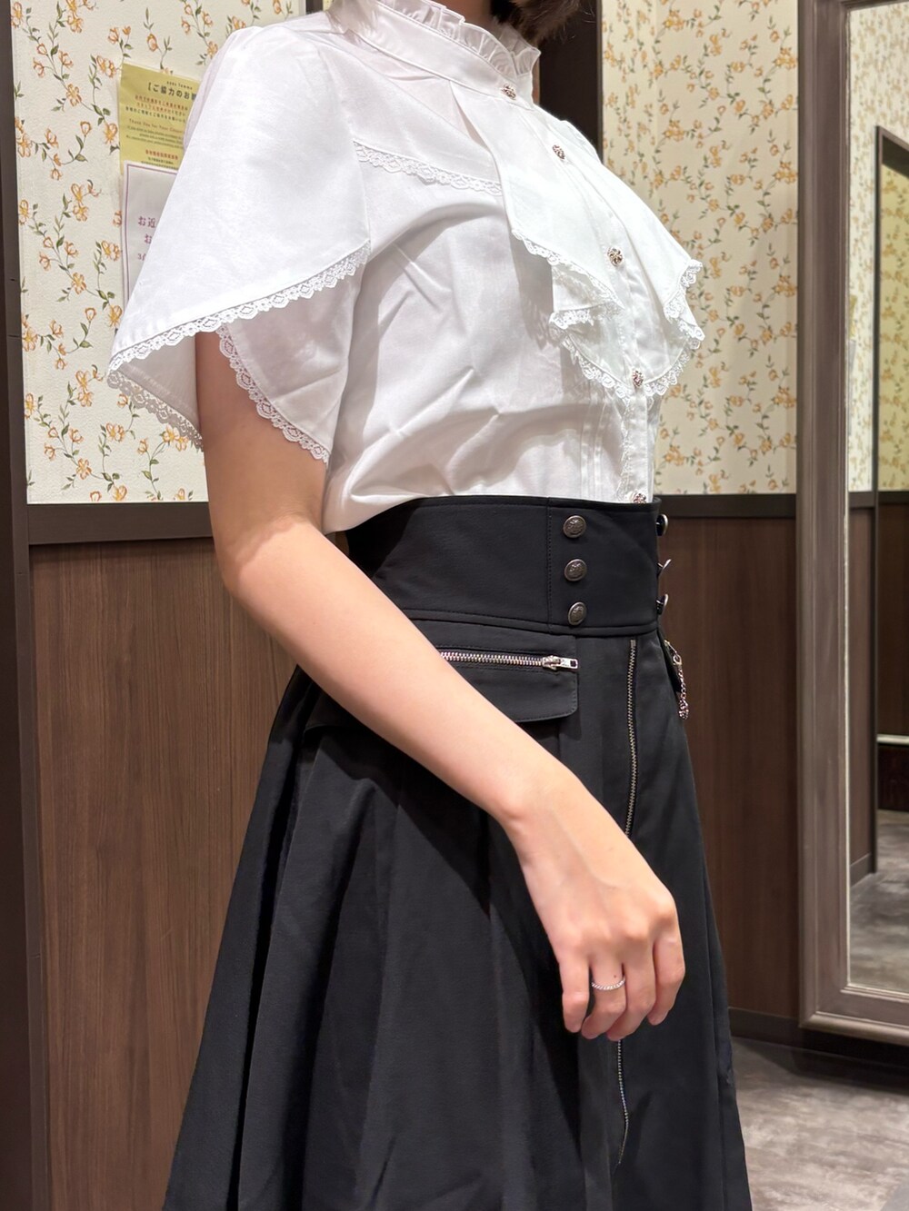 ブラック系のカーディガン/ボレロ、ブラック系のスカート、ブラック系のサンダルを着用したレディースの夏コーディネートの9枚目の写真