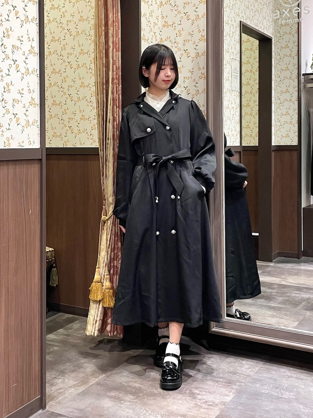 ホワイト系のシャツ/ブラウス、ブラック系のローファー、ブラック系のトレンチコートを着用したレディースの春コーディネートの8枚目の写真