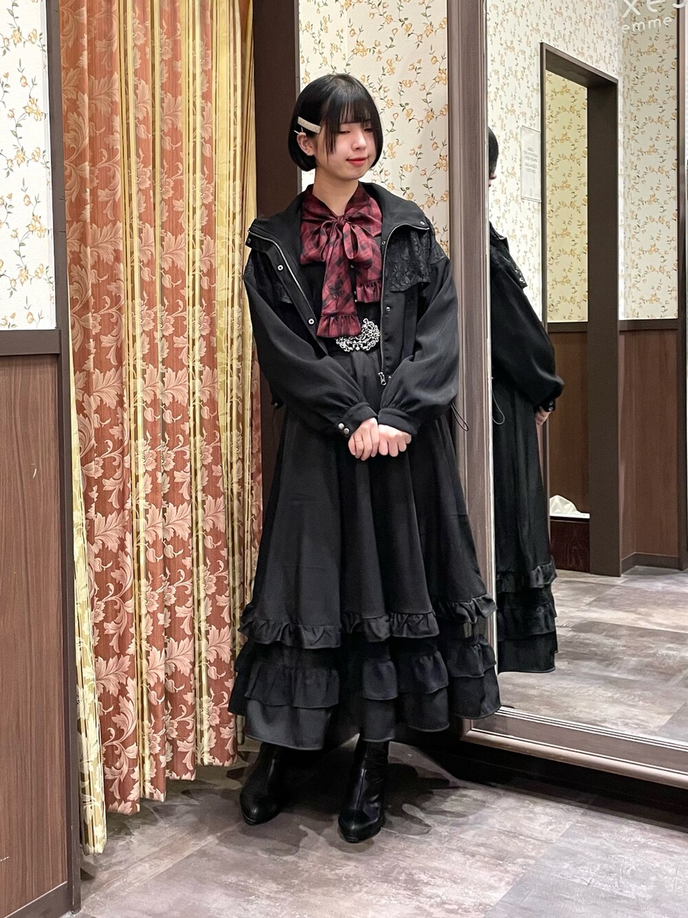 レッド系のシャツ/ブラウス、ブラック系のブルゾン、ブラック系のワンピースを着用したレディースの冬コーディネートの2枚目の写真