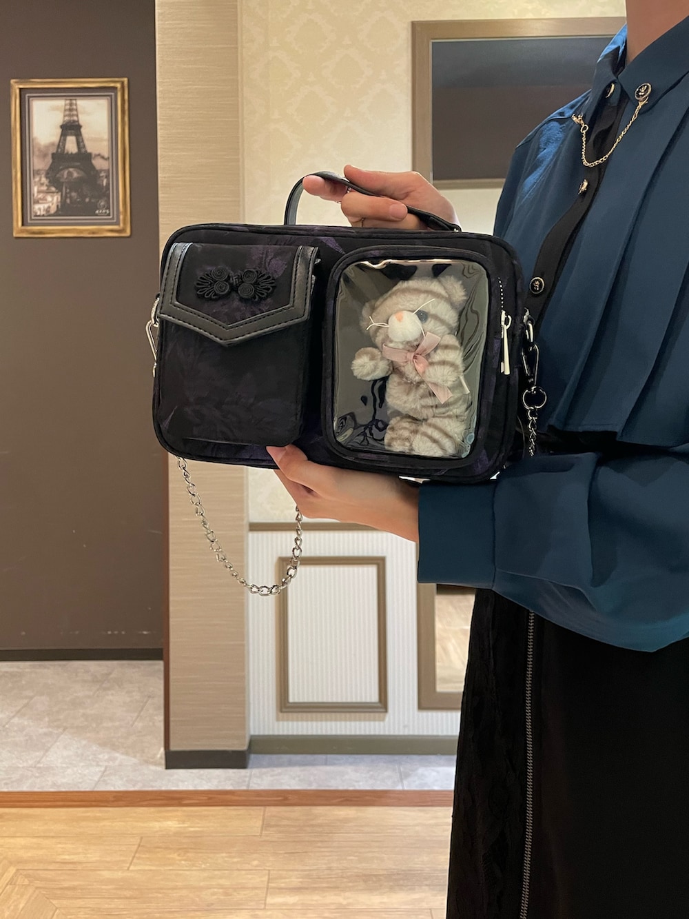 ブラック系のスカート、その他のブーツ、ブラック系のブルゾンを着用したレディースの秋コーディネートの6枚目の写真