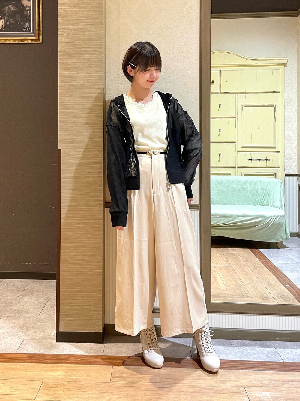 ホワイト系のブーツ、ブラック系のトートバッグ、ホワイト系のTシャツ/カットソーを着用したレディースの秋コーディネートの4枚目の写真