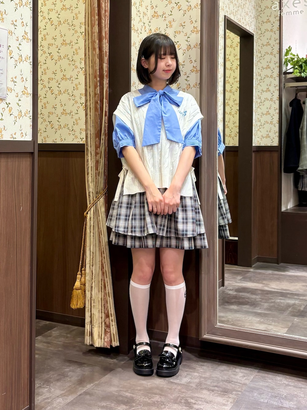 ブルー系のその他パンツ、ブルー系のタンクトップ、ブラック系のローファーを着用したレディースの春コーディネートの4枚目の写真