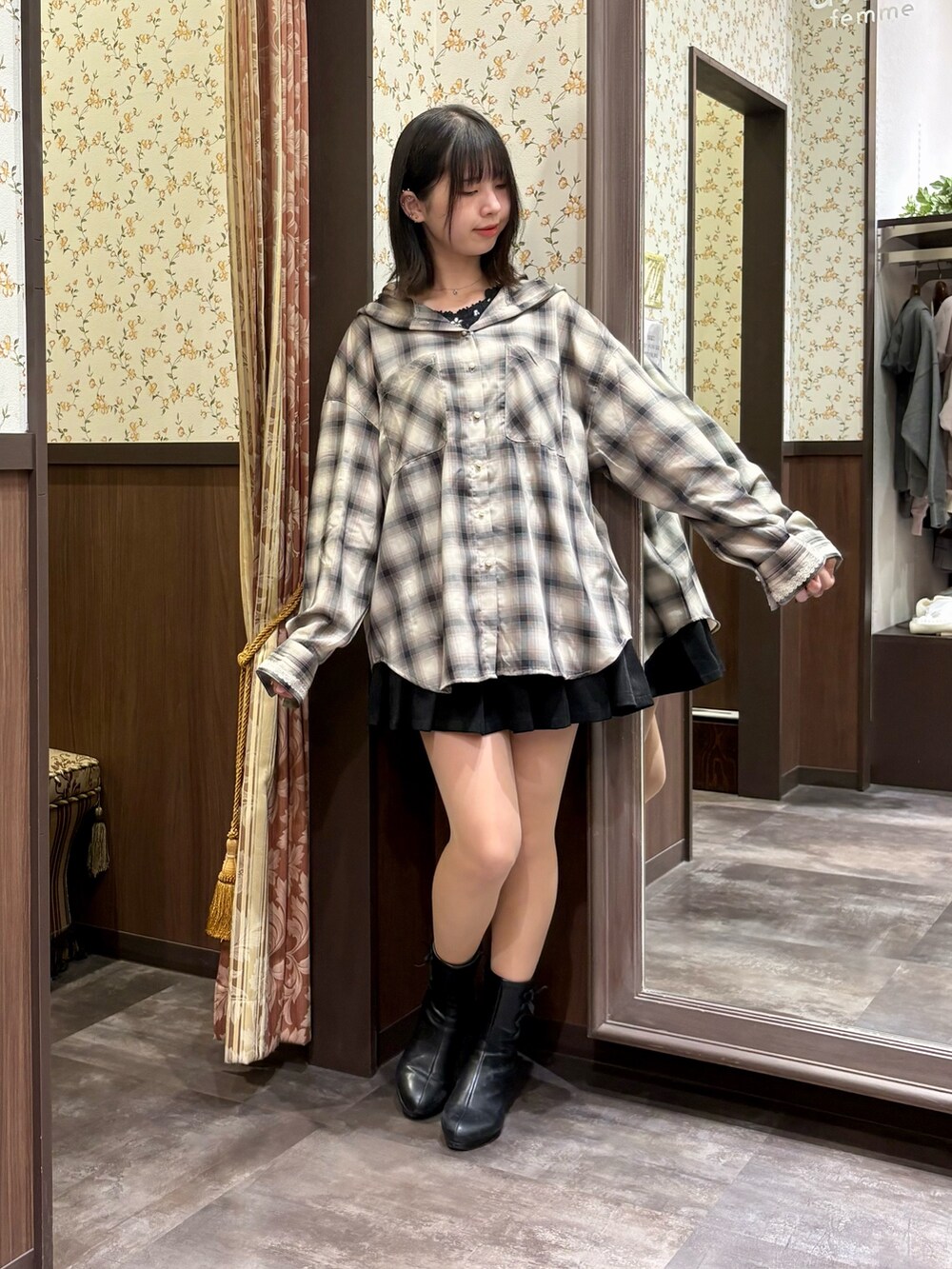 ブラック系のタンクトップ、ベージュ系のシャツ/ブラウス、ブラック系のその他パンツを着用したレディースの夏コーディネートの3枚目の写真