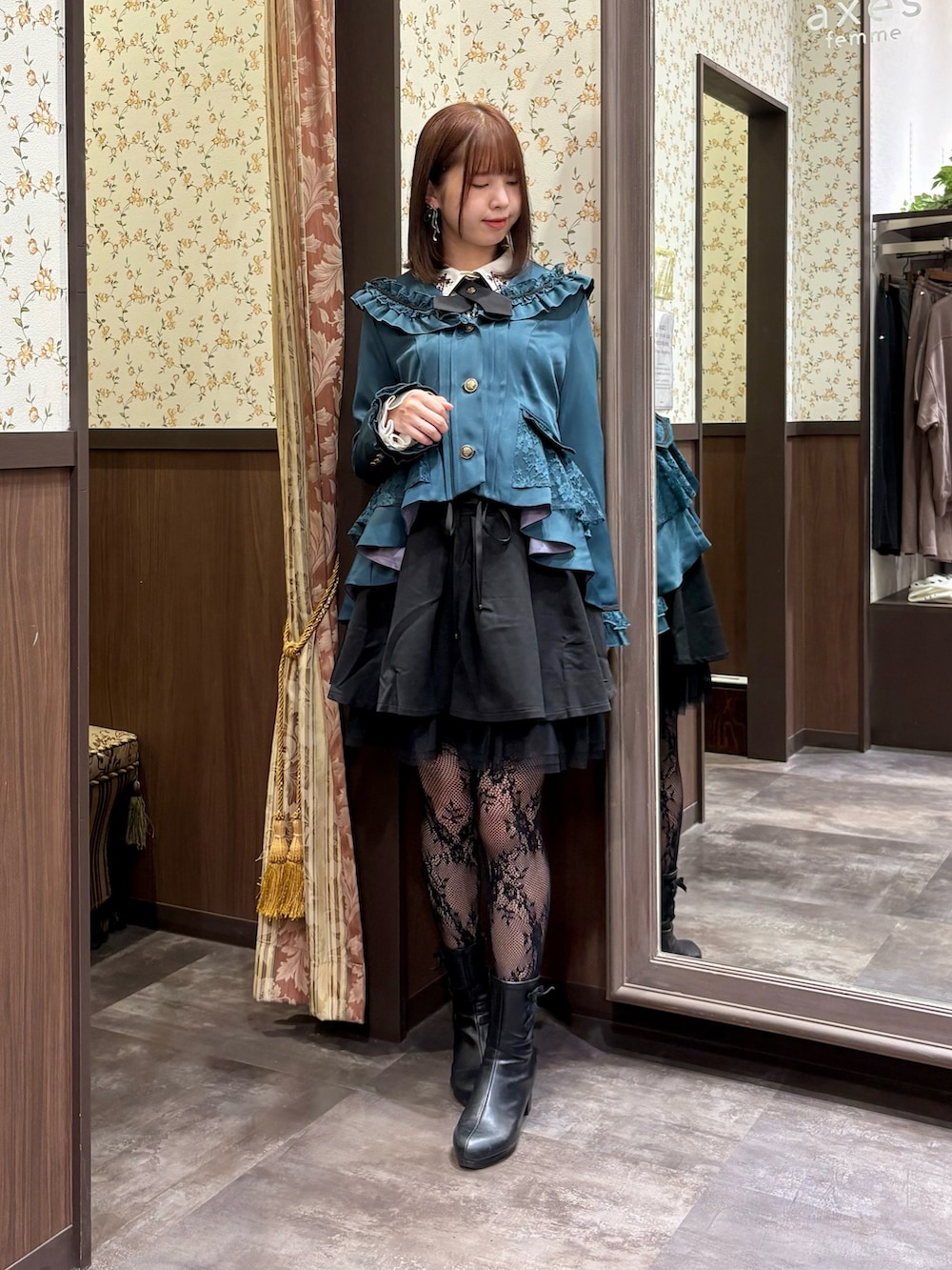 ブラック系のブーツ、ブラック系のその他パンツ、ブラック系のボストンバッグを着用したレディースの秋コーディネートの4枚目の写真