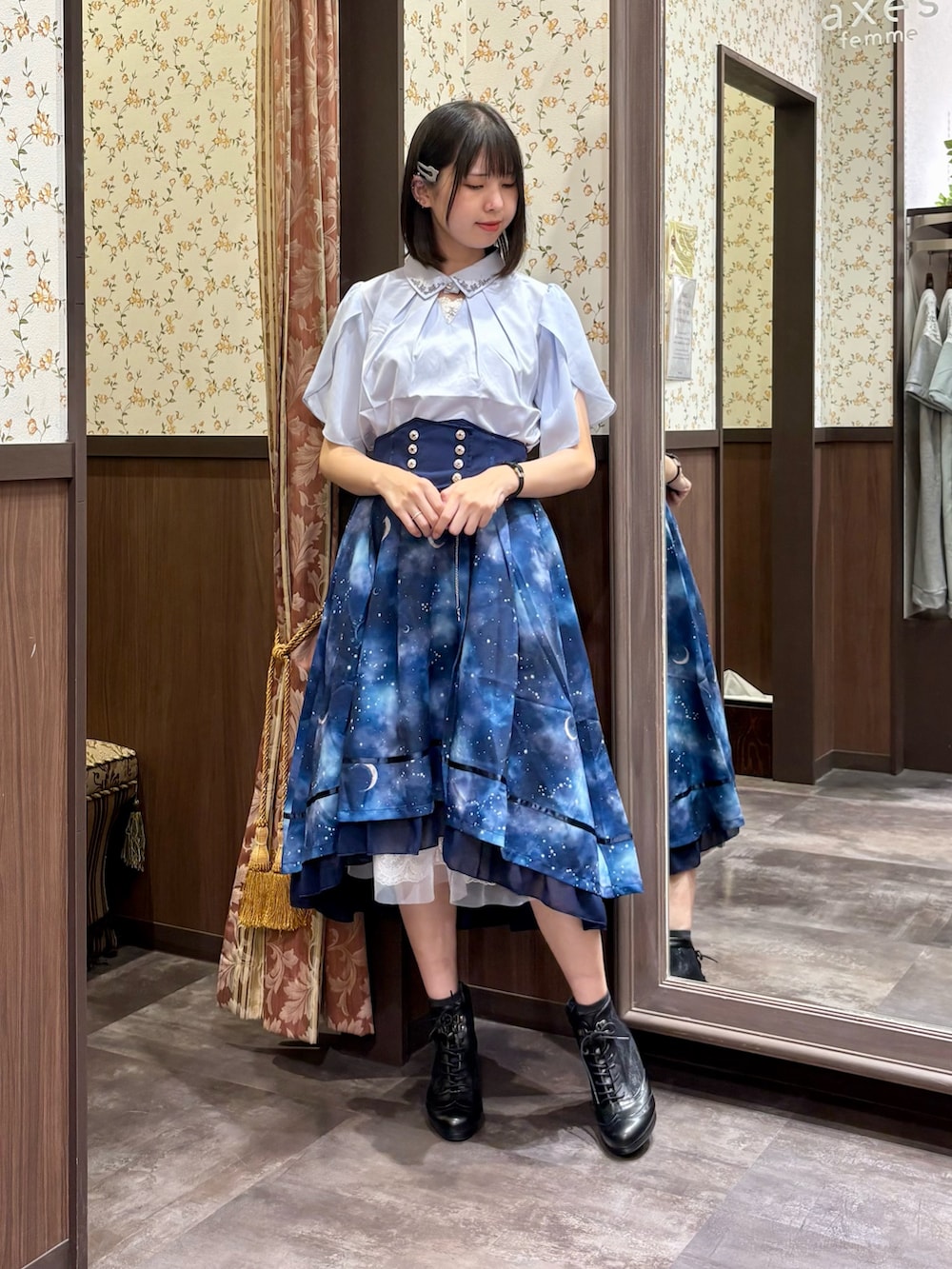 「axes femme、セットアップ、夏コーデ、夏、お出かけコーデ、フェミニンコーデ、大人ガーリー、フィッシュテール、ステラ、星柄、星モチーフ、星空、天体、月、推し活コーデ」｜「axes femmeのステラ刺繍ブラウス（シャツ/ブラウス、ブルー系）」を使った、白あんさん（レディース・162cm）の夏コーディネートの5枚目の写真