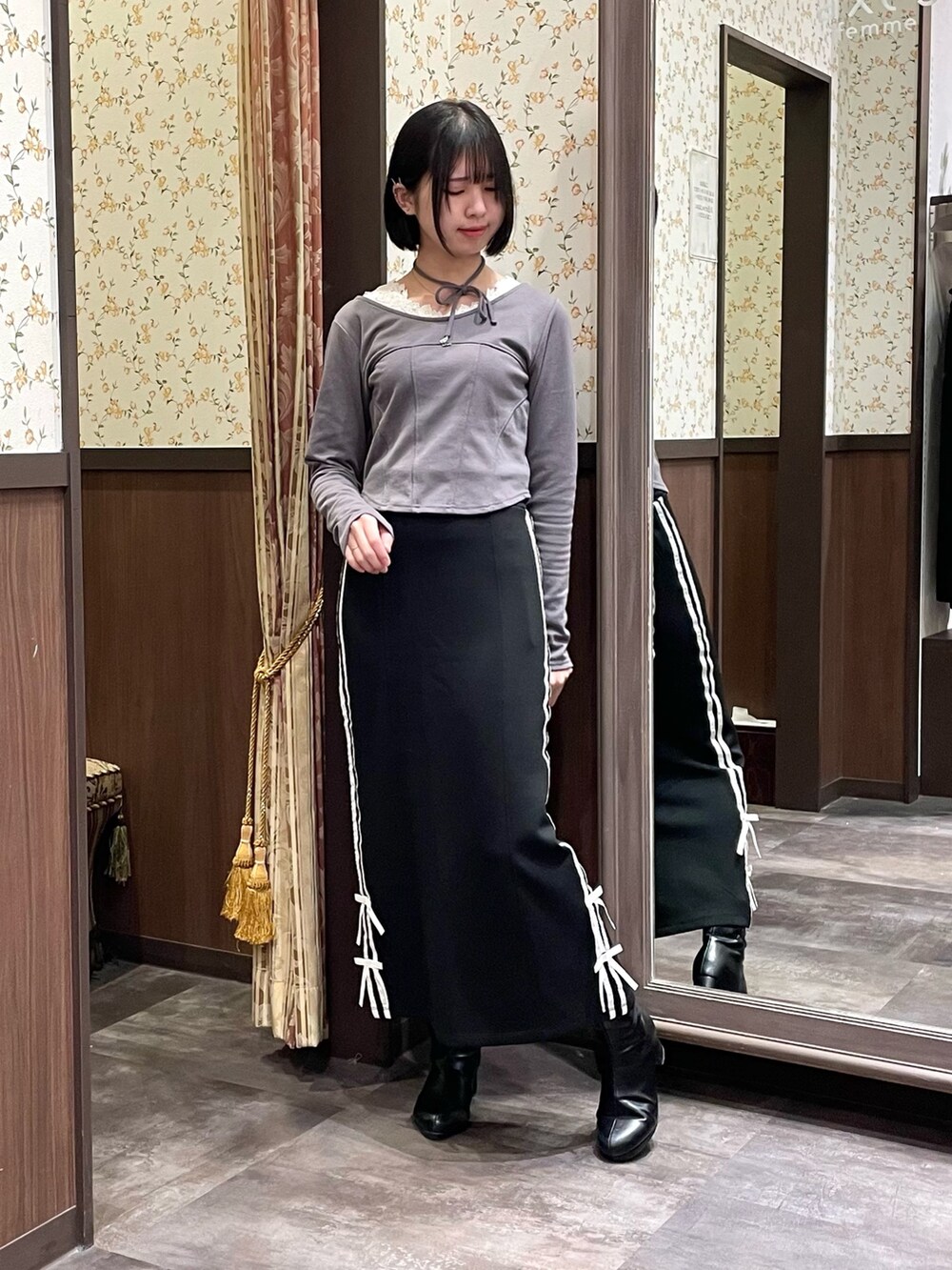 ブラック系のブルゾン、グレー系のTシャツ/カットソー、ブラック系のスカートを着用したレディースの春コーディネートの6枚目の写真