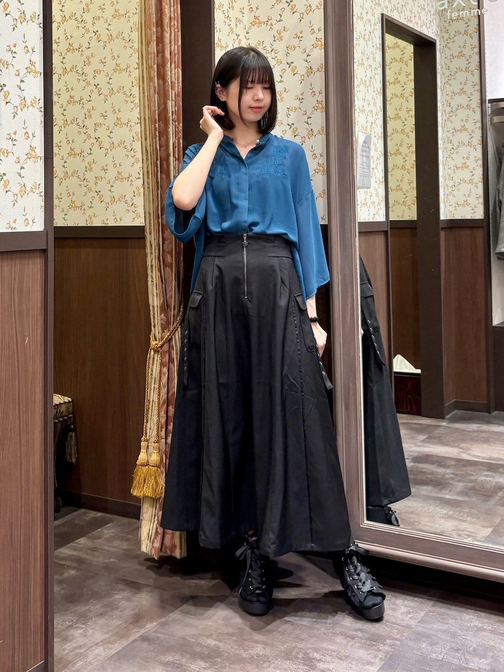 「axes femme、シャツスタイル、夏、大人コーデ、今日のコーデ、モード、カップ付きインナー、キャミソール、リュック、ブーサン、大人カジュアル」｜「axes femmeのエンブロイダリーシャツ（シャツ/ブラウス、ブルー系）」を使った、白あんさん（レディース・161cm）の夏コーディネートの6枚目の写真