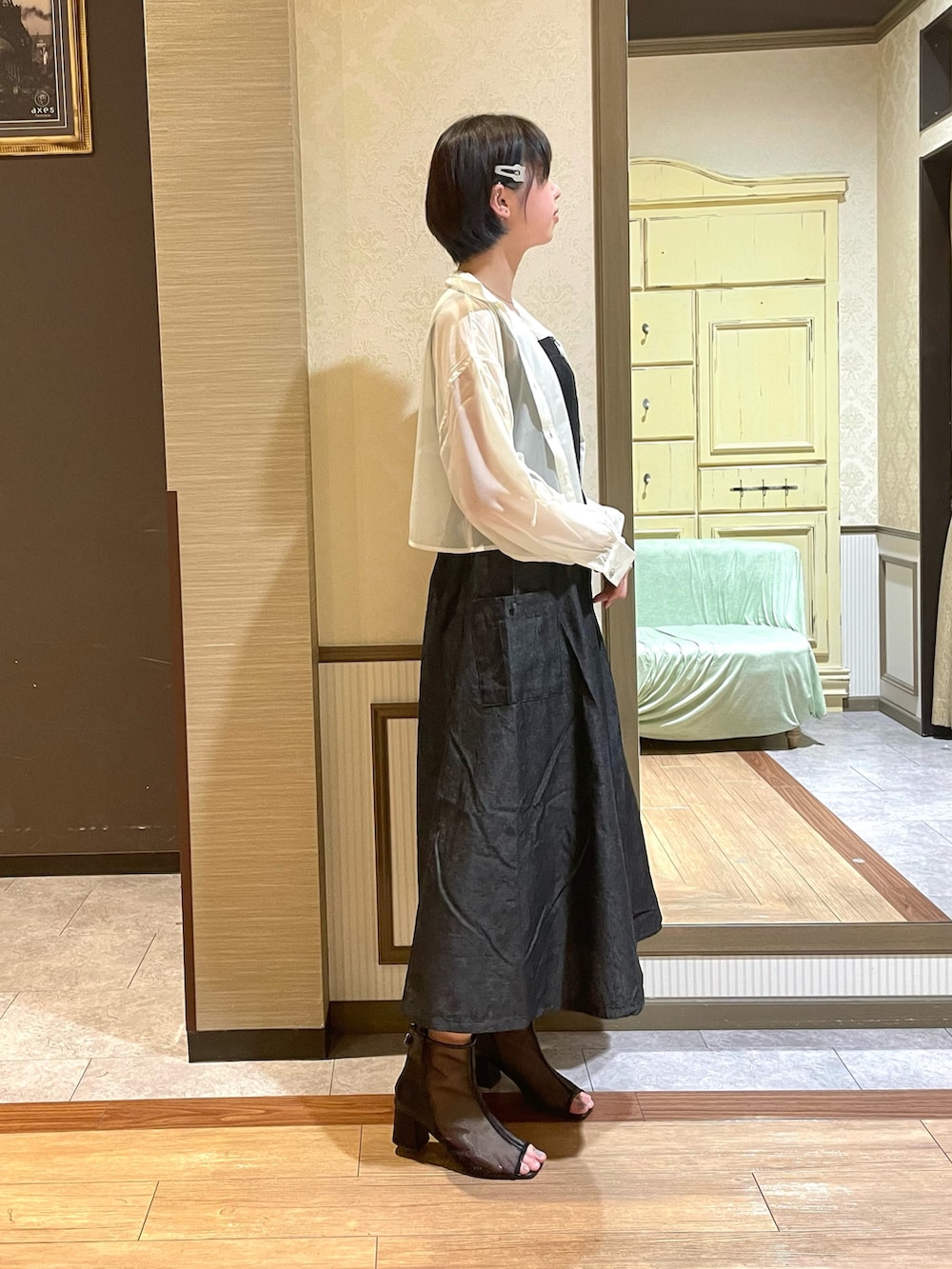 ブラック系のブーツ、ホワイト系のタンクトップ、ホワイト系のシャツ/ブラウスを着用したレディースの夏コーディネートの3枚目の写真