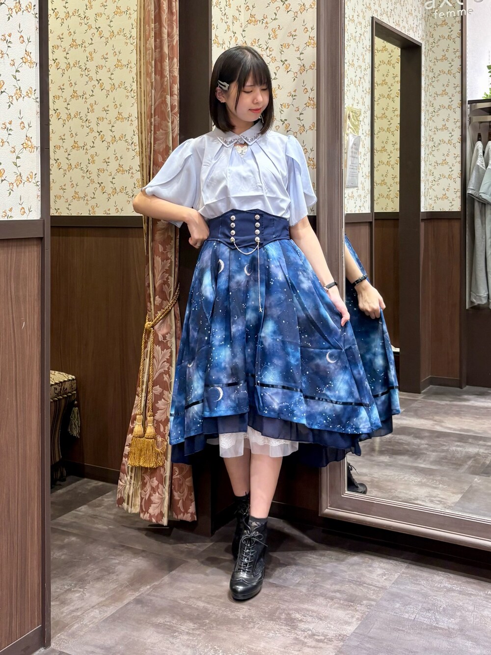 「axes femme、セットアップ、夏コーデ、夏、お出かけコーデ、フェミニンコーデ、大人ガーリー、フィッシュテール、ステラ、星柄、星モチーフ、星空、天体、月、推し活コーデ」｜「axes femmeのステラ刺繍ブラウス（シャツ/ブラウス、ブルー系）」を使った、白あんさん（レディース・162cm）の夏コーディネートの4枚目の写真