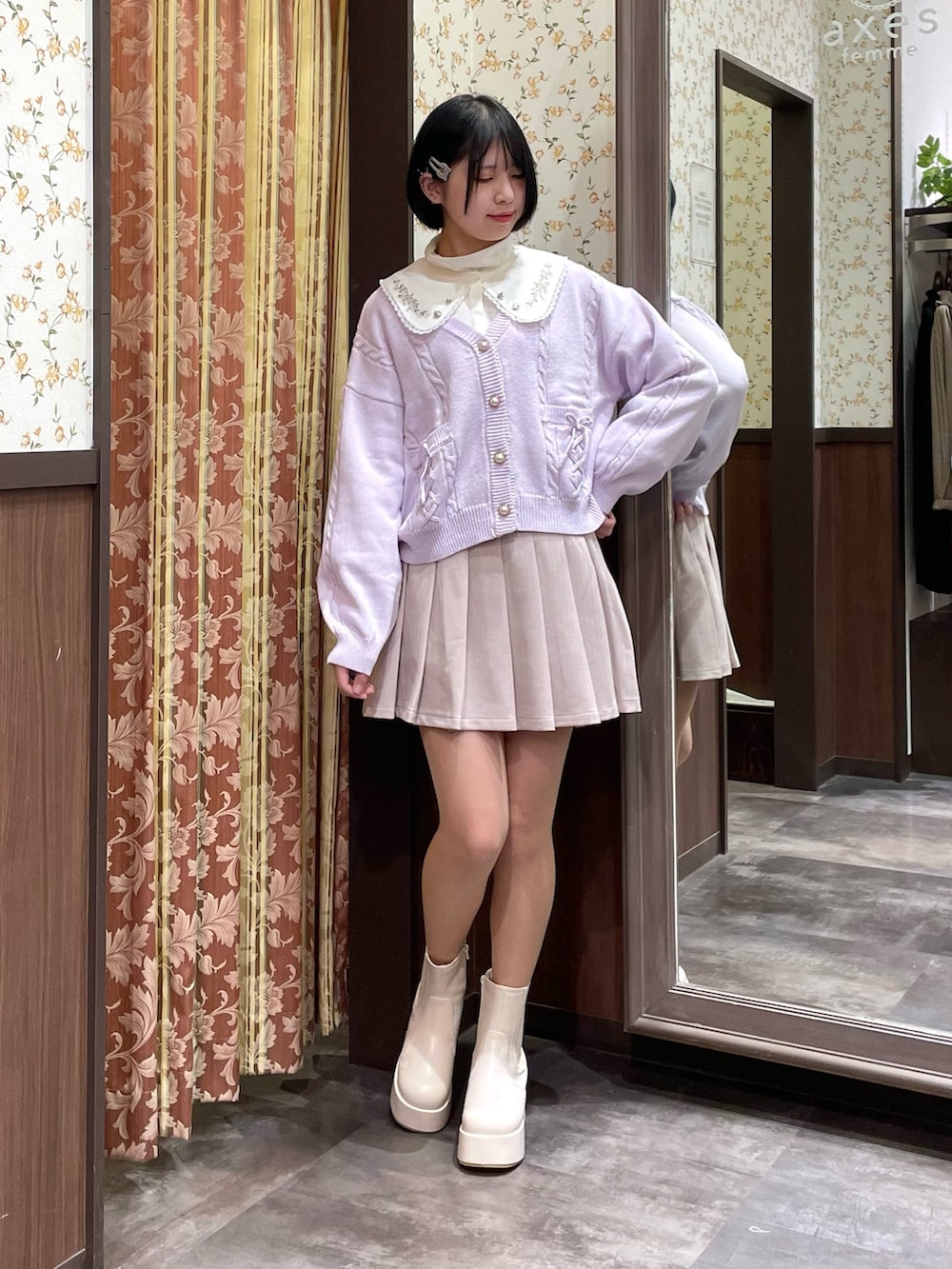 ブラウン系のその他パンツ、ブラウン系のショルダーバッグ、パープル系のカーディガン/ボレロを着用したレディースの冬コーディネートの3枚目の写真