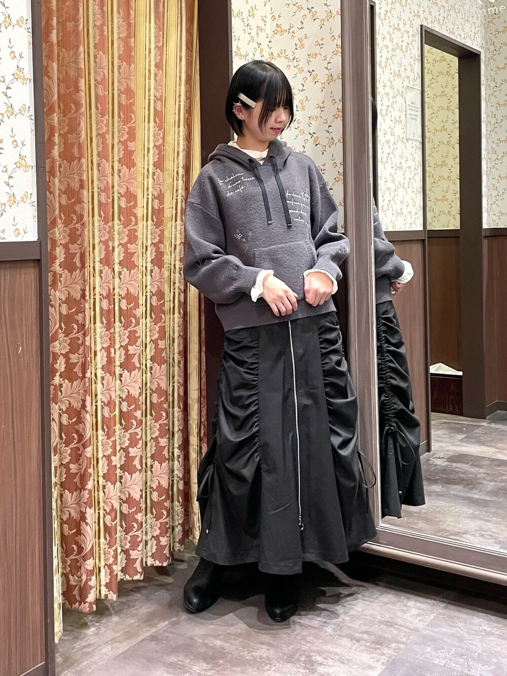 「冬コーデ、ロングコート、axes femme、秋冬コーデ、大人かわいい、あったかコーデ、モノトーンコーデ、グレー、ニットコーデ、ゆるコーデ、オトナ女子」|「axes femmeのランダム刺繍ニットフーディー(ニット/セーター、グレー系)」を使った、白あんさん(骨格ウェーブ・レディース・161cm)の冬コーディネートの4枚目の写真