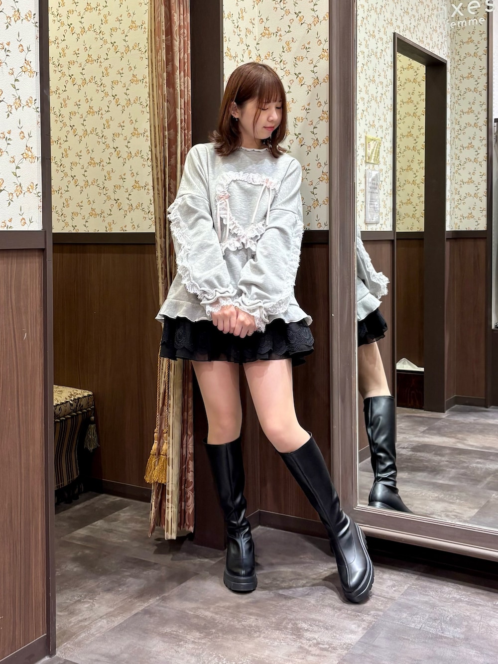 ブラック系のタンクトップ、ブラック系のスカート、グレー系のTシャツ/カットソーを着用したレディースの冬コーディネートの2枚目の写真