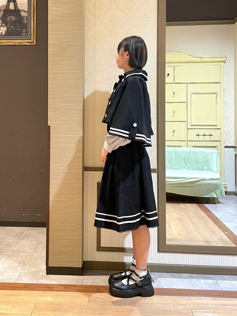 ブラック系のパンプス、ホワイト系のタンクトップ、グレー系のショルダーバッグを着用したレディースの夏コーディネートの4枚目の写真