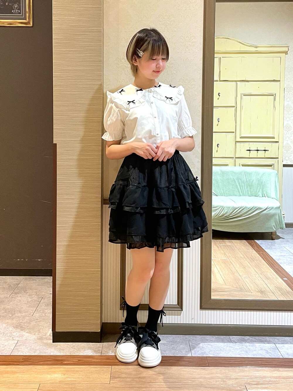 グレー系のスニーカー、ホワイト系のタンクトップ、ホワイト系のシャツ/ブラウスを着用したレディースの夏コーディネートの6枚目の写真
